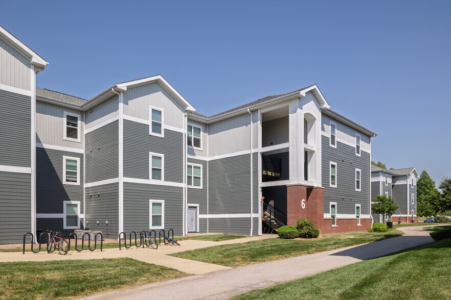 More Photos Of 1 Campus Edge Dr, Edwardsville Apartments For Sale