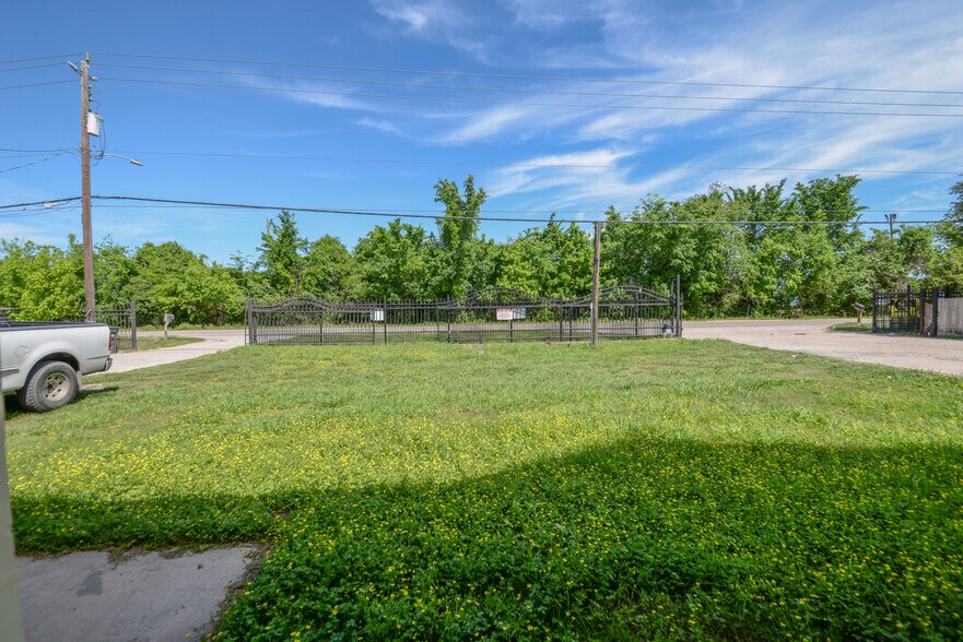 More Photos Of 6301 & 6309 E Houston Rd, Houston Showroom For Sale