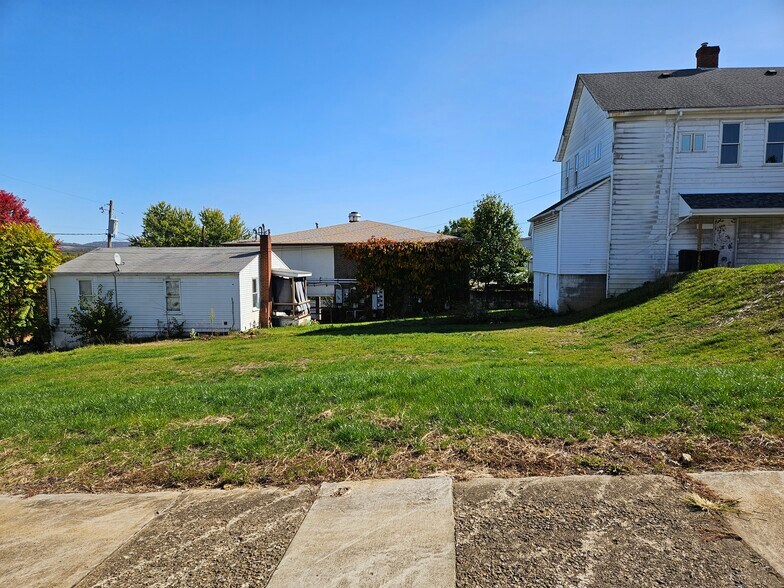 More Photos Of 462 W Main St, Mount Pleasant Land For Lease