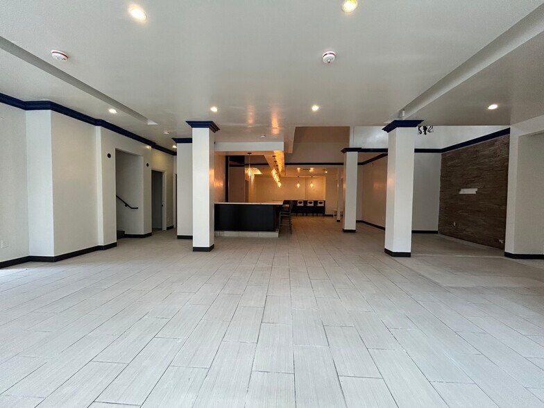 More Photos Of 1032 S Western Ave, Los Angeles Bar For Lease