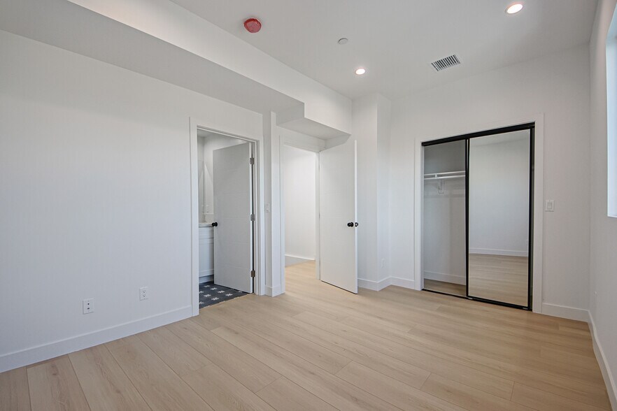 More Photos Of 2404 S Cochran Ave, Los Angeles Apartments For Sale