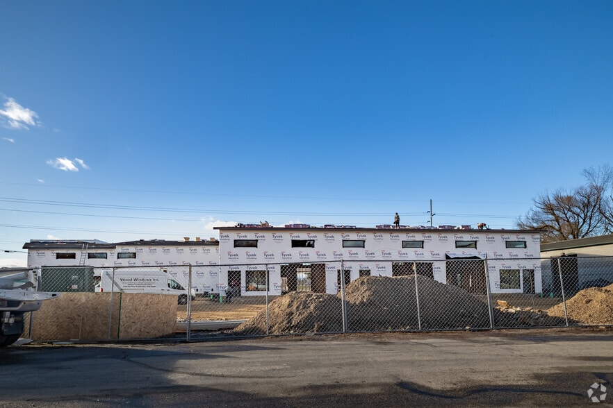 More Photos Of 1093 N Parkinson St, Eagle Light Distribution For Sale