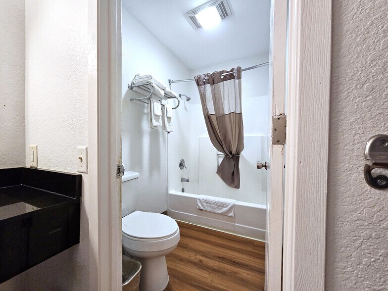 More Photos Of 1920 Bob Griffin Rd, Cameron Hotel For Sale