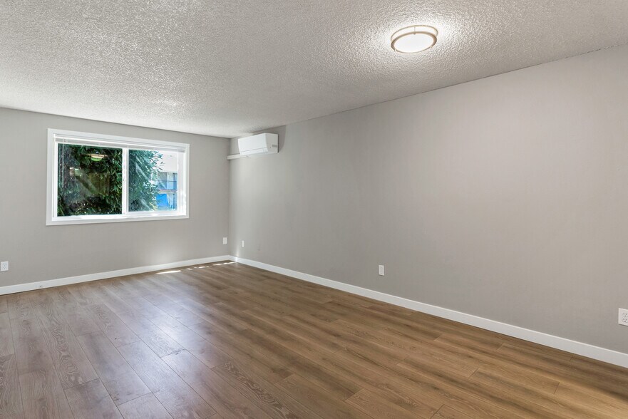 More Photos Of 2048 NE Highway 99W, McMinnville Apartments For Sale