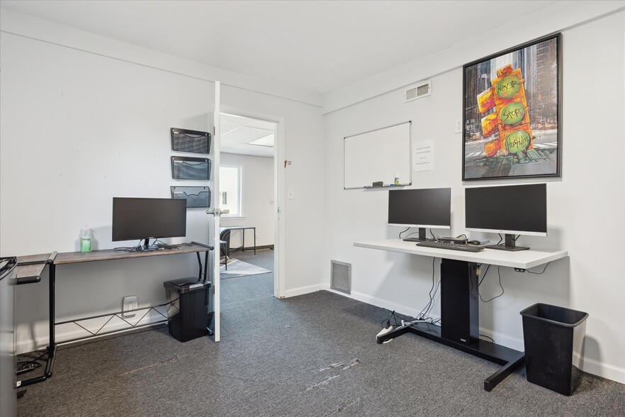 More Photos Of 1050 S Quitman St, Denver Showroom For Sale