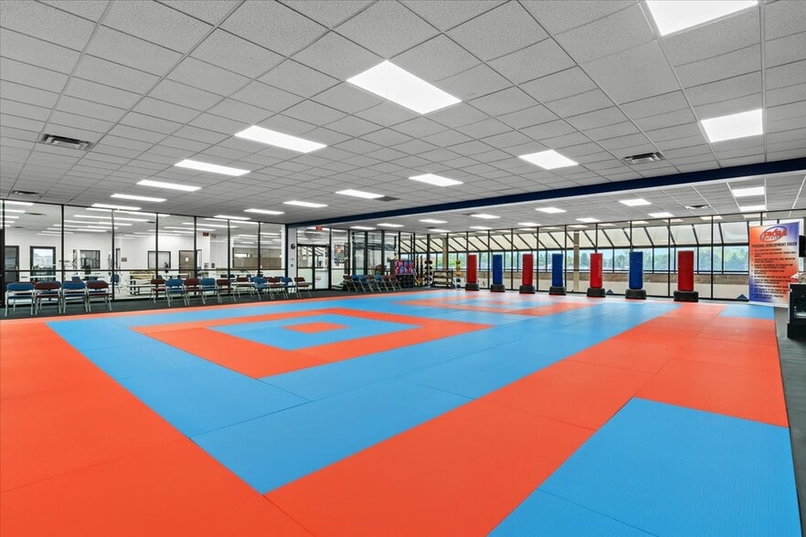 More Photos Of 2140 Fairway Dr, Davison Sports And Entertainment For Sale