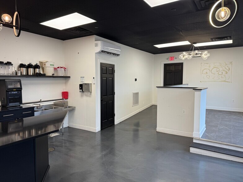 More Photos Of 109 S Bridge St, Yorkville Storefront Retail Residential For Lease