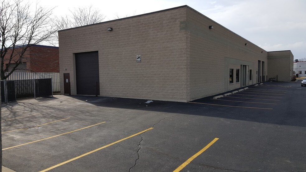 More Photos Of 460-466 Windy Point Dr, Glendale Heights Manufacturing For Lease