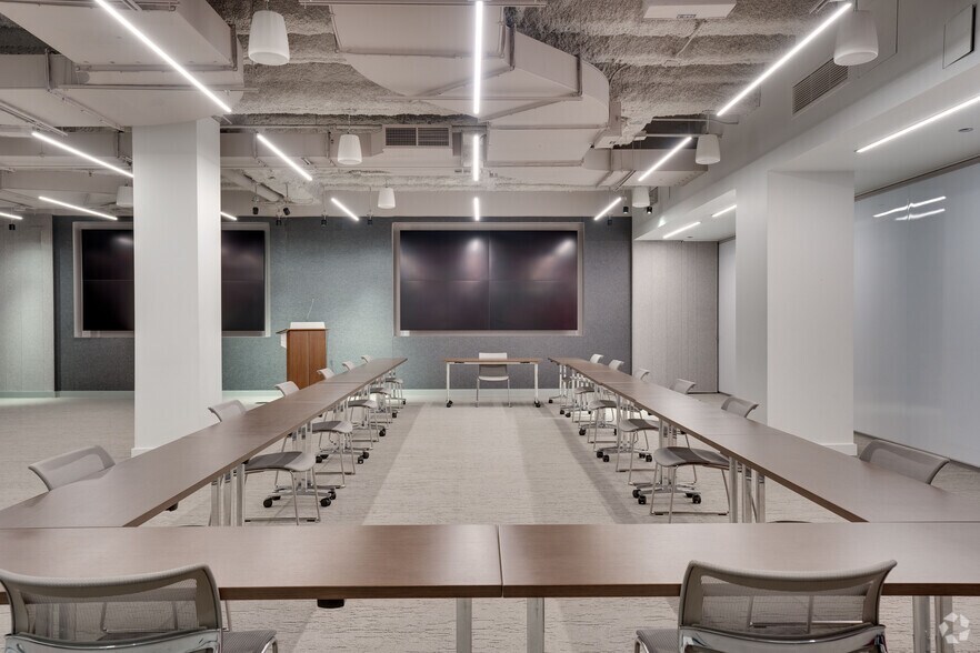 More Photos Of 222 Merchandise Mart Plz, Chicago Office For Lease