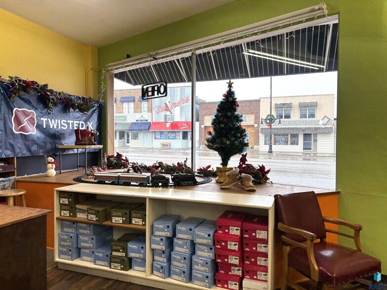 More Photos Of 118 N Broadway Ave, Miller General Retail For Sale