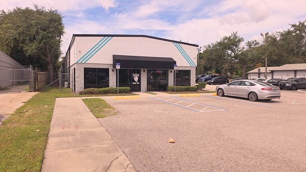 More Photos Of 1720 N Goldenrod Rd, Orlando Showroom For Lease