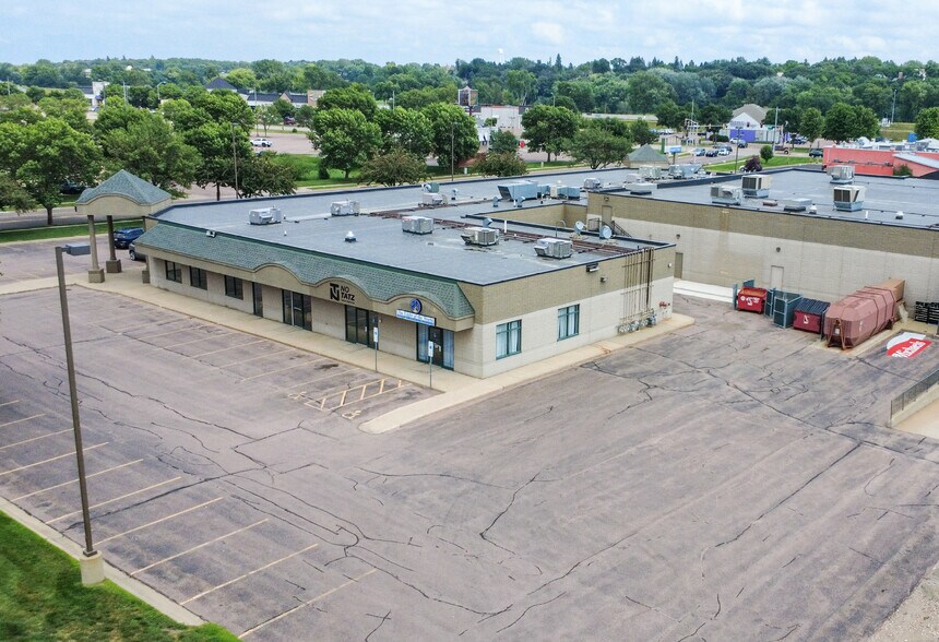 More Photos Of 3801 W 34th St, Sioux Falls Storefront For Sale