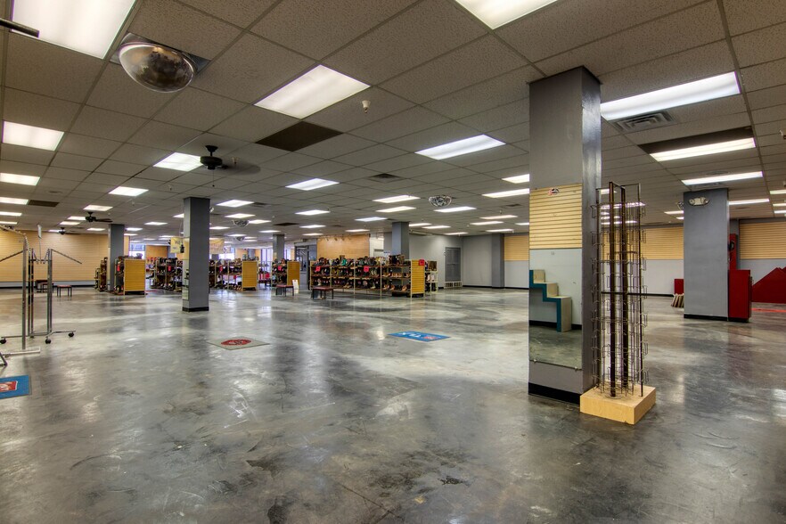 More Photos Of 7100 E Gateway Blvd, El Paso General Retail For Lease