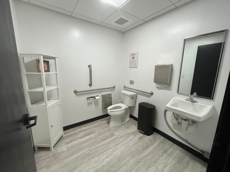 More Photos Of 5823 Prosperity Crossing, Charlotte General Retail For Lease