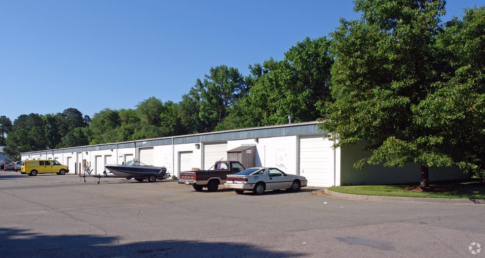 More Photos Of 200-400 Commerce Cir, Yorktown Showroom For Lease