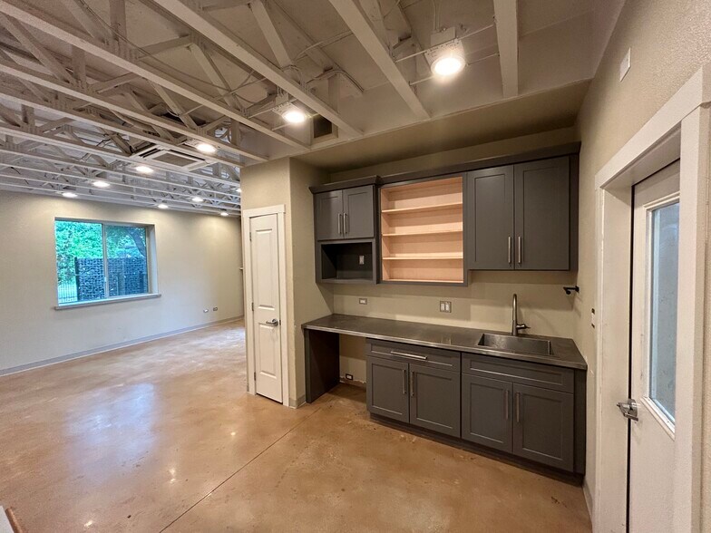 More Photos Of 9 Spanish Pass Rd, Boerne Showroom For Lease