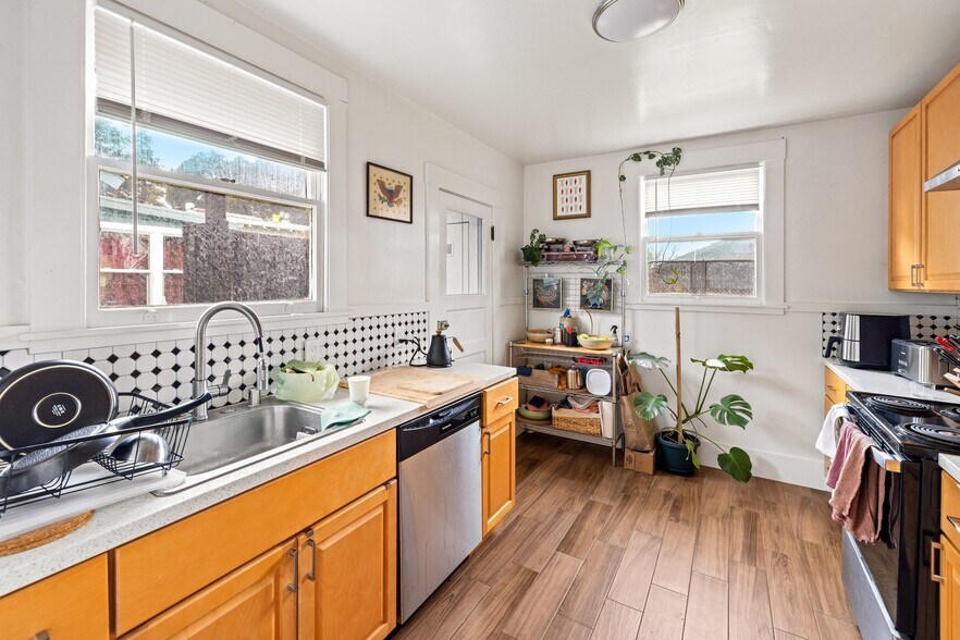 More Photos Of 1527 8th St, Alameda Apartments For Sale