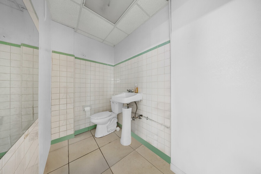 More Photos Of 999 W Flagler St, Miami Service Station For Lease