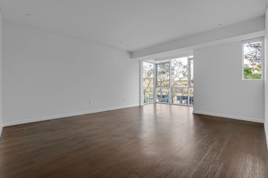 More Photos Of 525 Santa Monica Blvd, Santa Monica Apartments For Sale