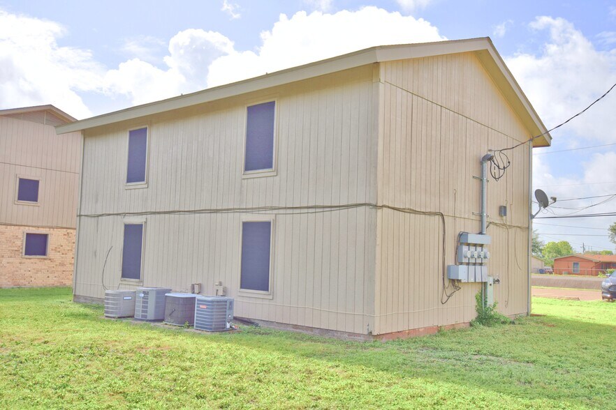 More Photos Of 303-511 E Reagan Rd, Beeville Multifamily For Sale