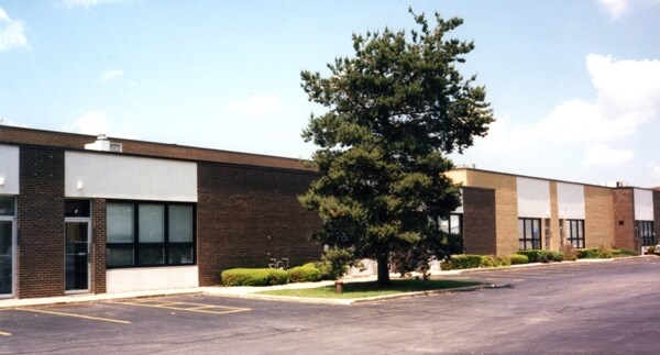 More Photos Of 2416-2420 E Oakton St, Mount Prospect Warehouse For Lease