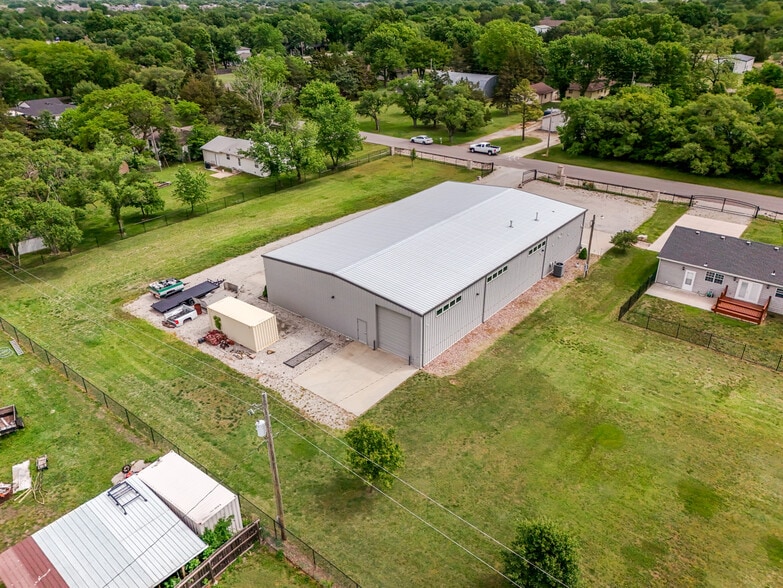 More Photos Of 2325 S Crest St, Wichita Warehouse For Sale