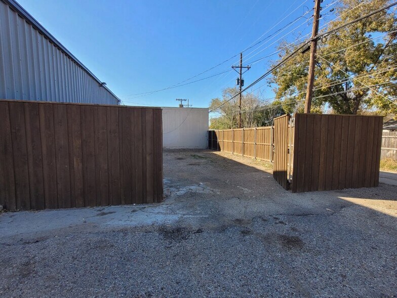 More Photos Of 2006 50th St, Lubbock Flex For Lease