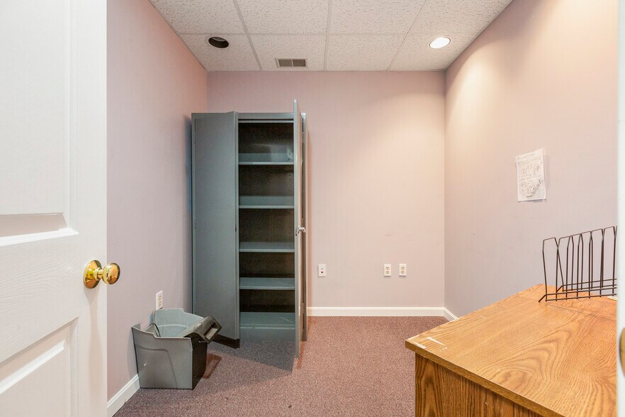 More Photos Of 3044 Breckenridge Ln, Louisville Office Residential For Sale