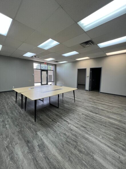 More Photos Of 603-643 N Meridian Rd, Youngstown Showroom For Lease