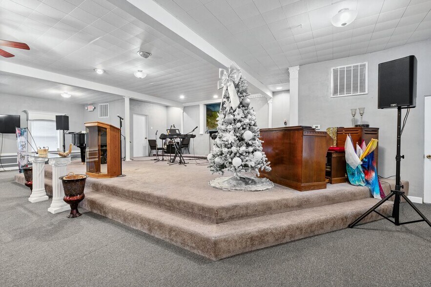 More Photos Of 8861 Botanical Ave, Caseyville Specialty For Sale