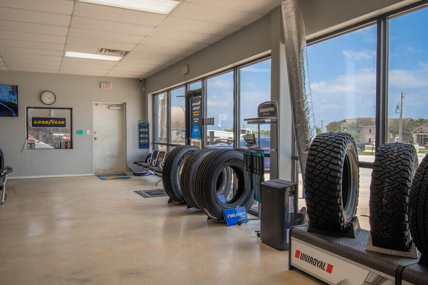 More Photos Of 209 Park Place Blvd, Kenedy Auto Repair For Sale