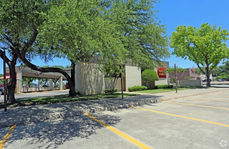 More Photos Of 4805 E Belknap St, Haltom City Bank For Sale