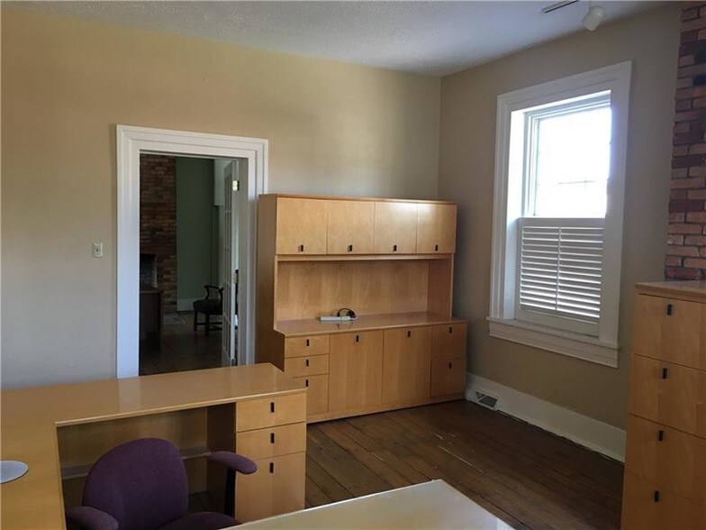 More Photos Of 323 S Main St, Zelienople Office Residential For Lease