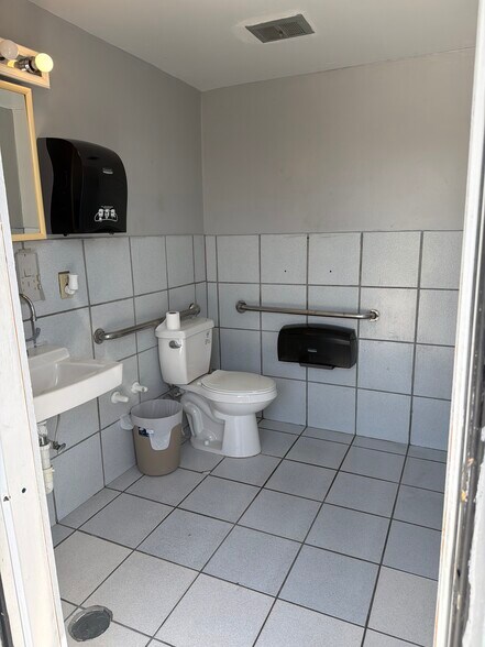 More Photos Of 3100 NW 27th Ave, Miami Manufacturing For Lease