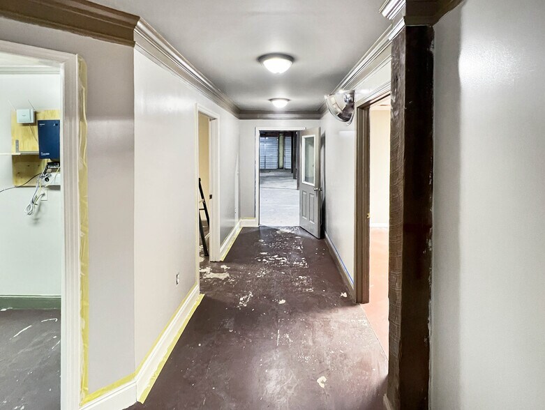 More Photos Of 2721 10th St, Northport Warehouse For Lease