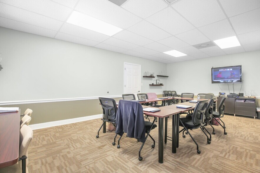 More Photos Of 107 Olde Greenwich Dr, Fredericksburg Office For Sale