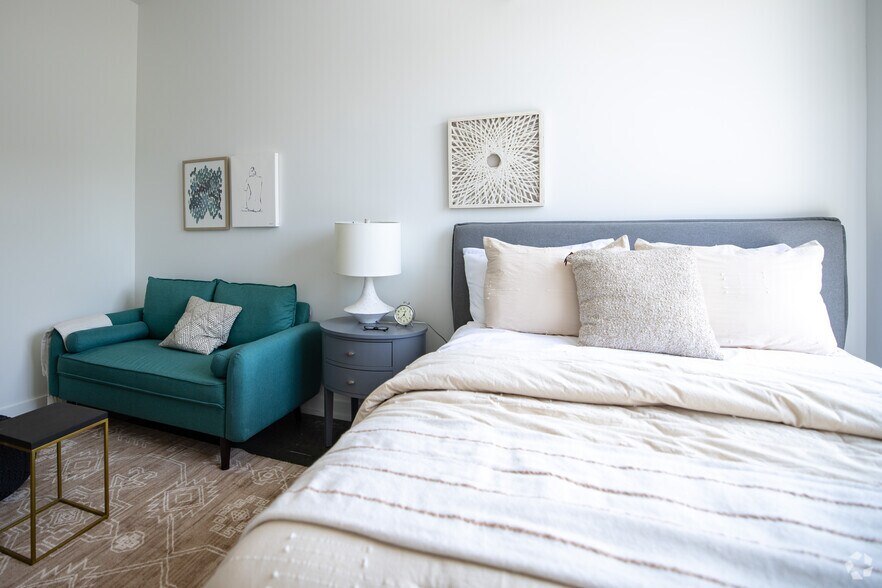 More Photos Of 1135 W Winona St, Chicago Apartments For Lease