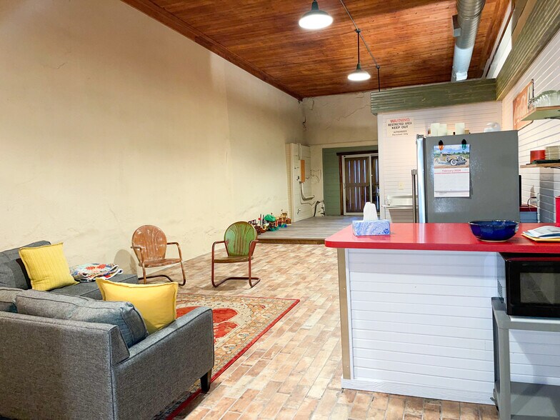 More Photos Of 503-505 Conrad Hilton Blvd, Cisco Storefront Retail Residential For Sale