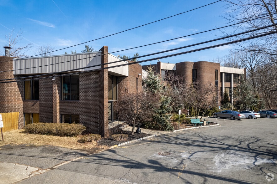 More Photos Of 30 Galesi Dr, Wayne Office For Lease