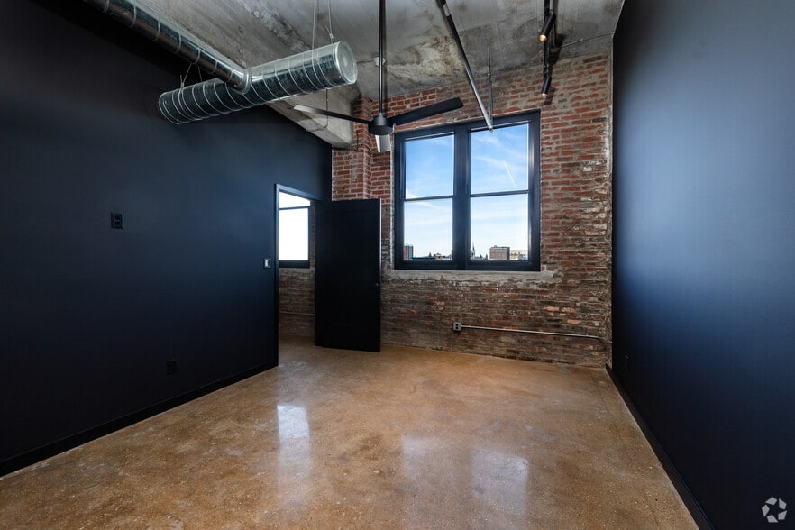 More Photos Of 3041-3043 Locust St, Saint Louis Apartments For Lease