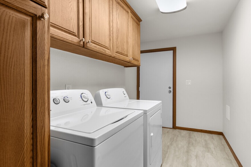 More Photos Of 910 E Cedar Ave, Manitowoc Apartments For Sale