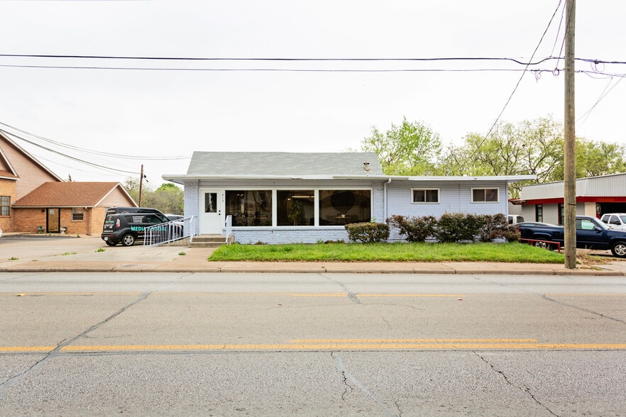 Primary Photo Of 415 N Main St, Belton General Retail For Sale