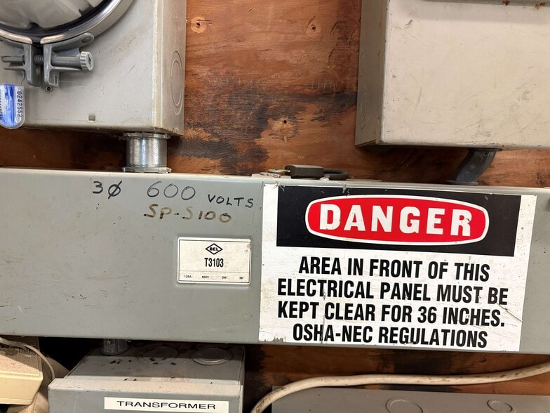 More Photos Of 90 Esna Park Dr, Markham Service For Lease