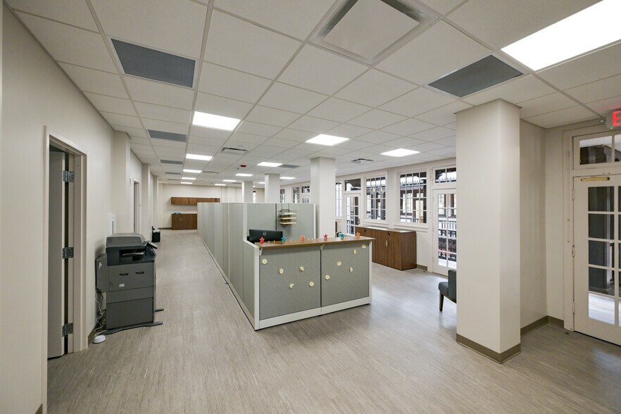 More Photos Of 1101 6th Ave W, Bradenton Office For Lease