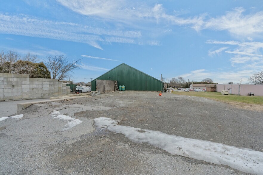 More Photos Of 1960 E Main Rd, Portsmouth Freestanding For Sale