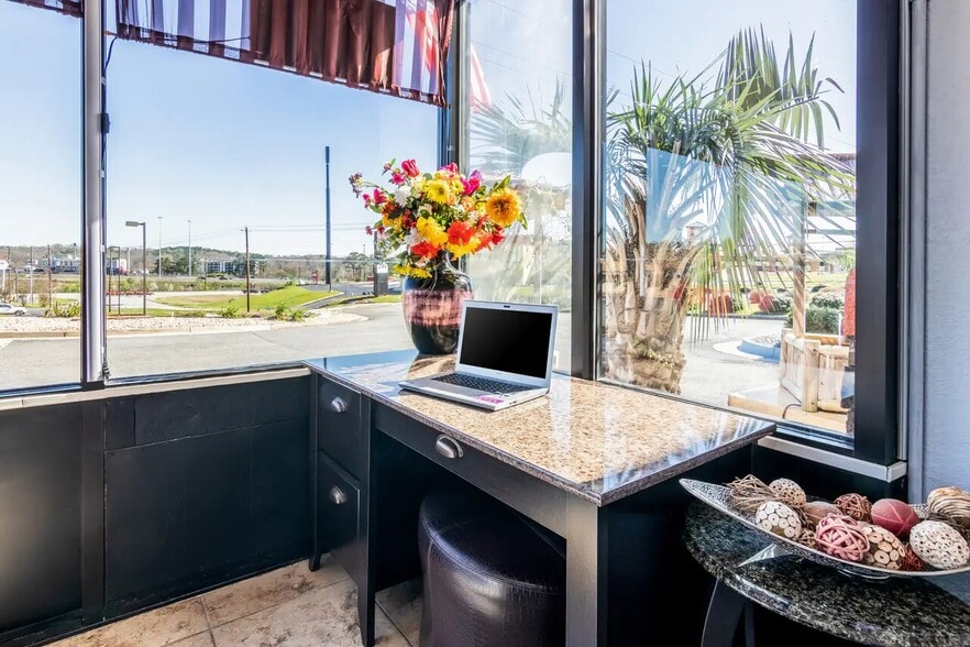 More Photos Of 130 Holiday Dr, Macon-Bibb Hotel For Sale