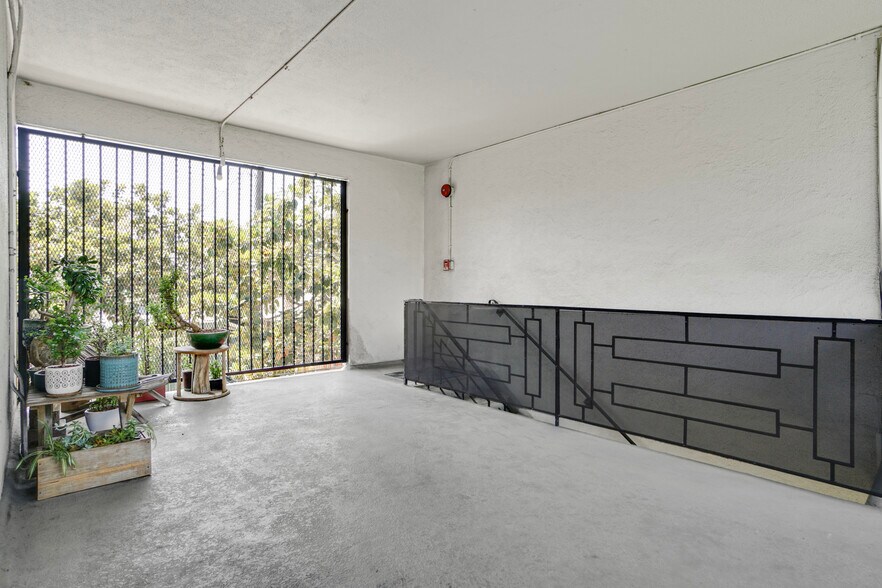 More Photos Of 6705 De Longpre Ave, Los Angeles Apartments For Sale