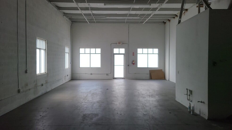 More Photos Of 28631 N Diesel Dr, Bonita Springs Light Manufacturing For Lease