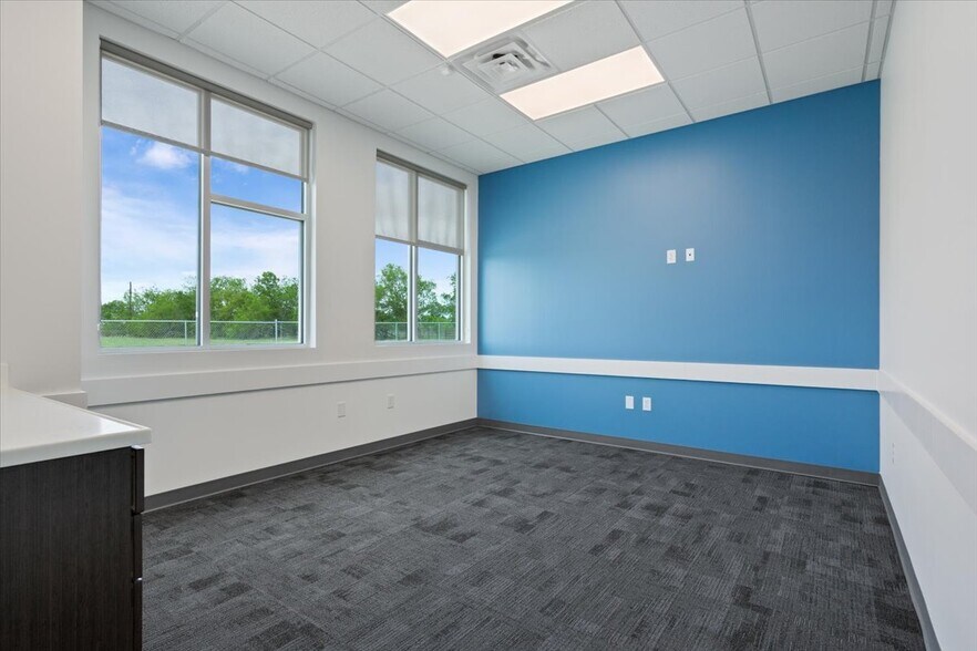 More Photos Of 901 McClintic Dr, Groesbeck Medical For Sale