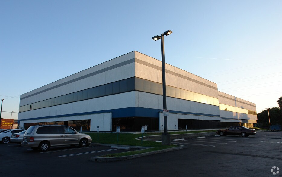 More Photos Of 555 W Redondo Beach Blvd, Gardena Office For Sale